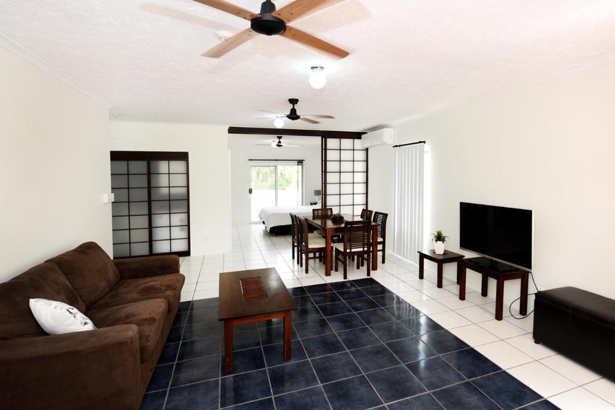 Golden Sands Beachfront Resort Yorkeys Knob Exteriör bild